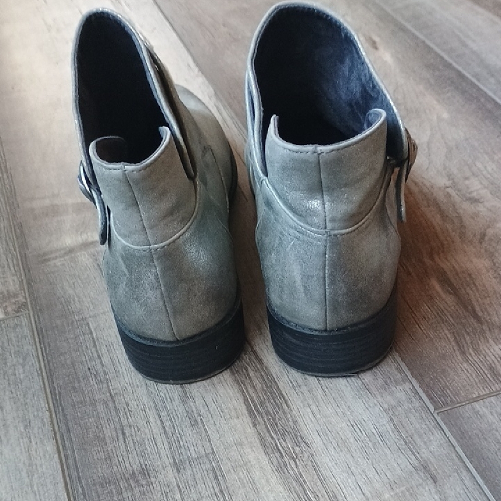 BC Footwear Metallic Silver Ankle Booties - Picture 5 of 8